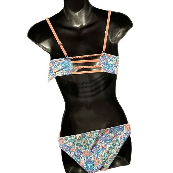 TRUE CRAFT A mix of florals and paisleys combine on a flounce top to create this - Picture 2 of 3